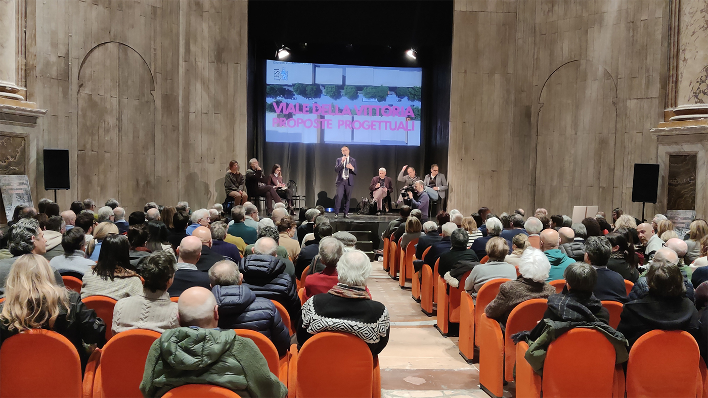 Un momento dell'incontro pubblico promosso al Teatro Moriconi per illustrare le linee progettuali per la riqualificazione di Viale della Vittoria