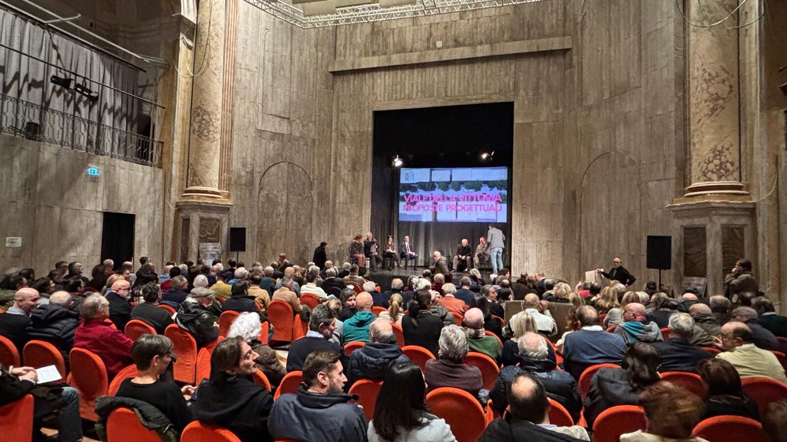 Foto dell'assemblea pubblica presso il Teatro Moriconi di Jesi del 15 gennaio 2026
